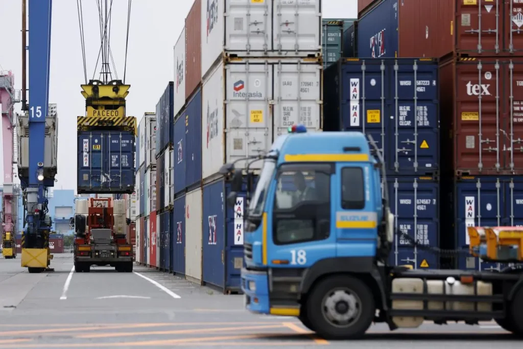 Japanese Stocks Set to Decline as Yen Weakens After New US Tariff Deadline